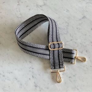 NWOT-Stylish Black and White Strap